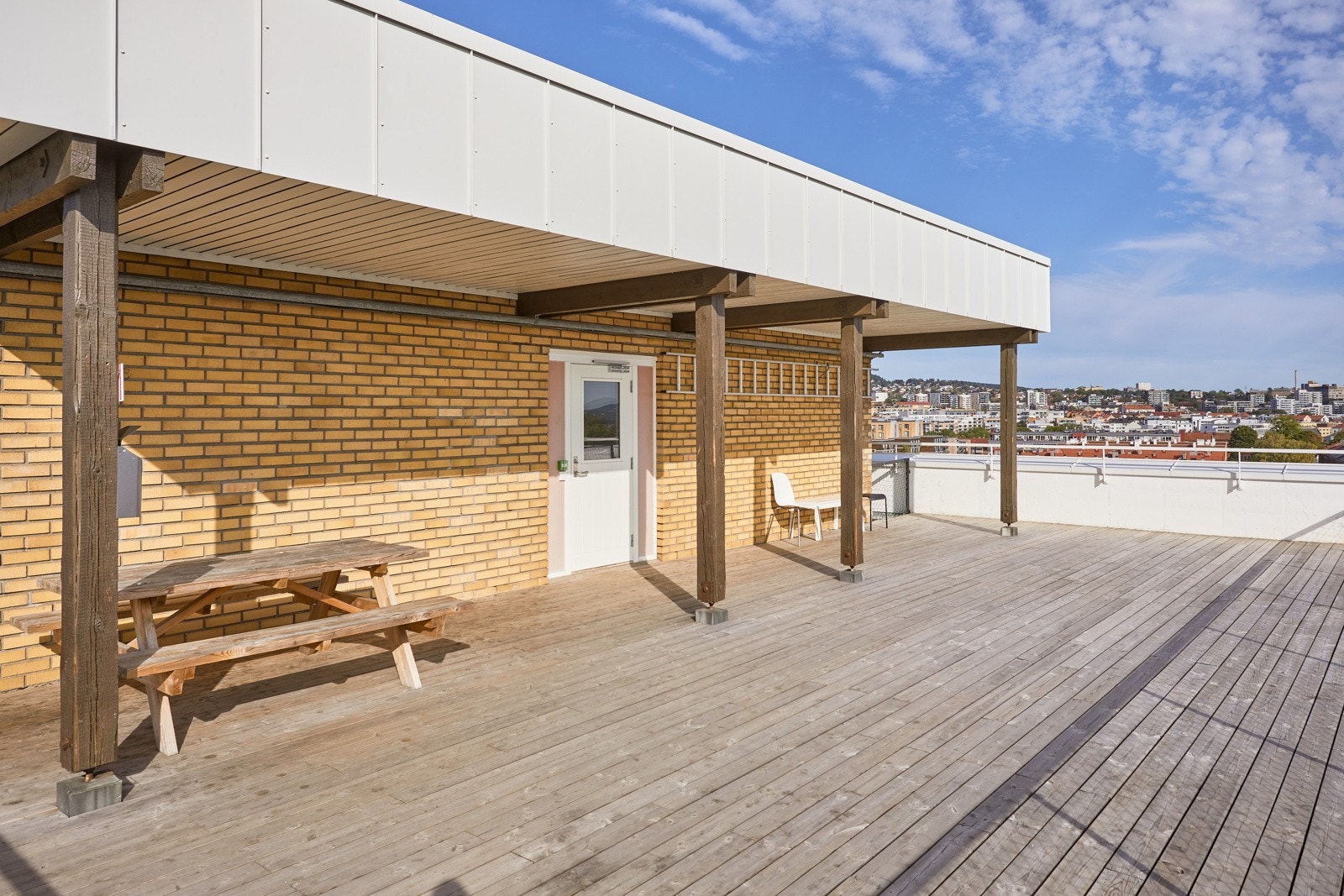 Stor og solrik felles takterrasse. Galleribilde