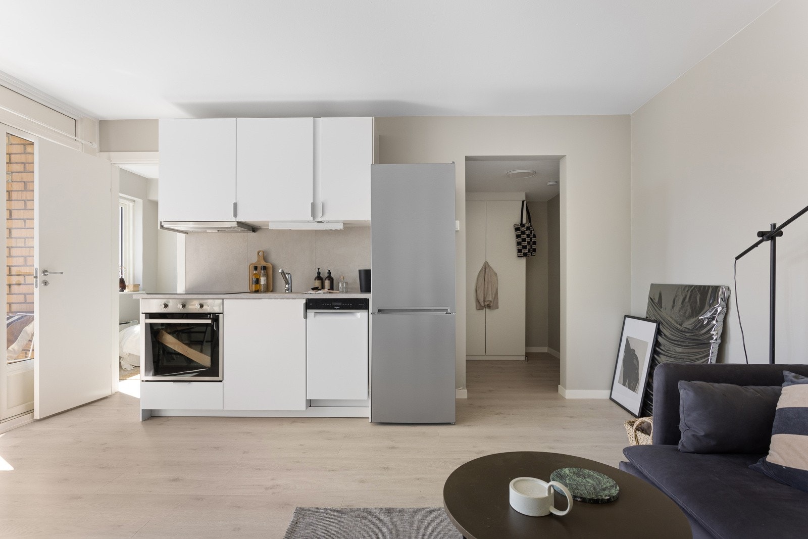 Helt nytt og moderne Ikea-kjøkken fra 2024. Innredningen har hvite glatte fronter og laminert benkeplate med nedfelt oppvaskkum. Praktisk med belysning under overskap. Galleribilde