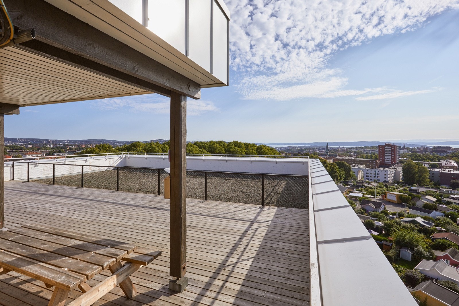 Stor og solrik felles takterrasse. Galleribilde