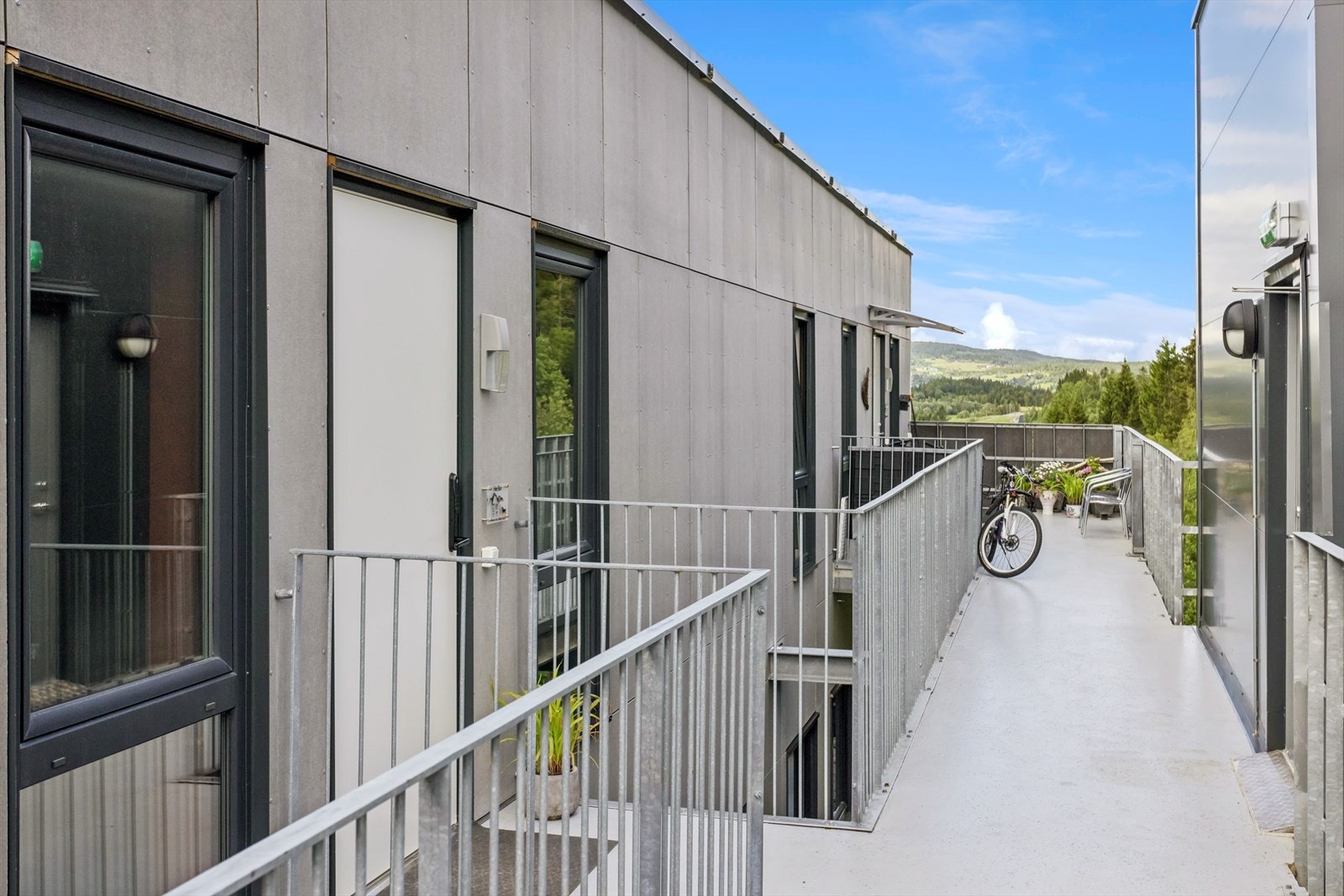 Trappefri adkomst via felles inngangsparti og heis opp til svalgang i 7. etasje. Galleribilde