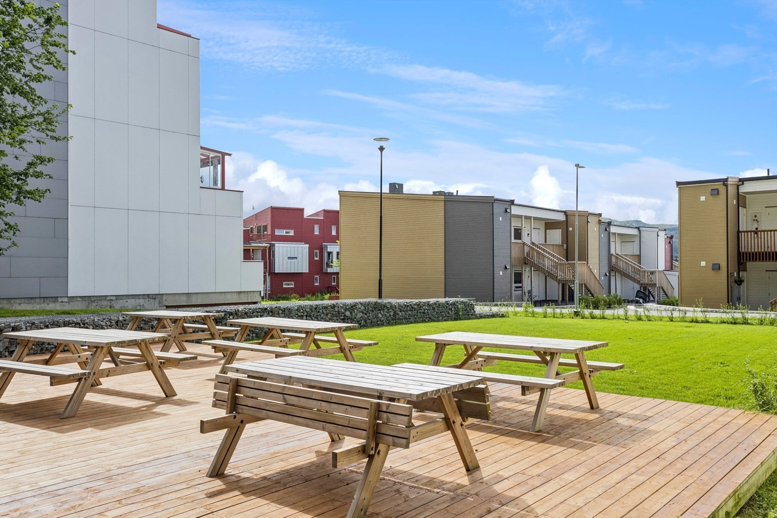 Sameiet har en pent opparbeidet eiendom med bl.a. beplantning og sittegrupper. Galleribilde