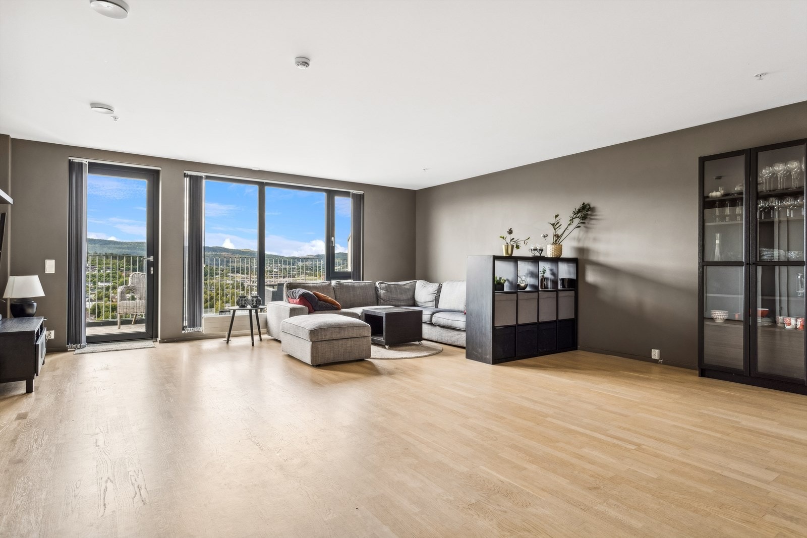 Den åpne stue/kjøkkenløsningen er på 41,5m² og byr på flere møbleringsmuligheter. Galleribilde