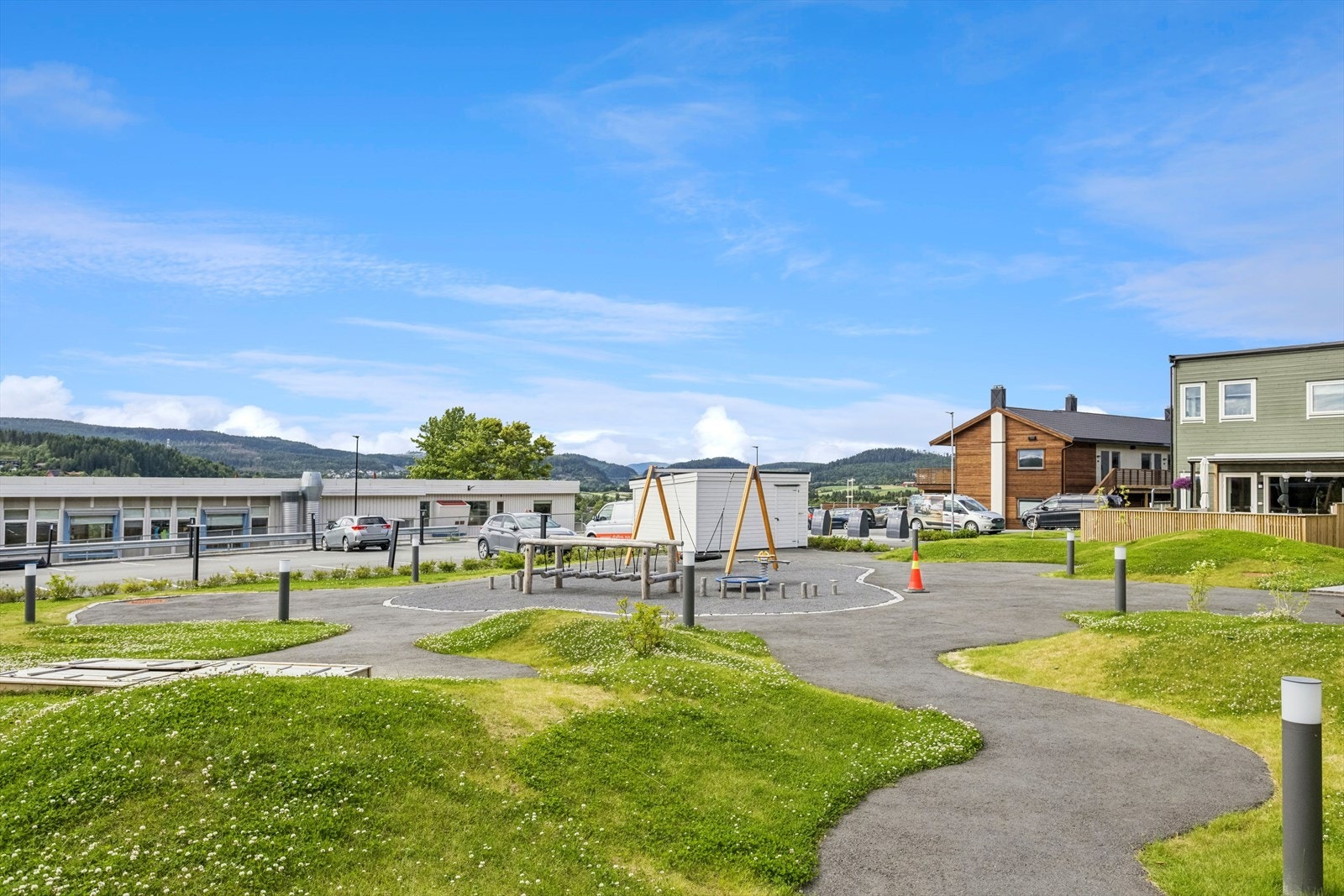 Nærområdet byr på flotte turmuligheter, lekeplasser og grøntarealer og nærhet til servicefasiliteter. Galleribilde