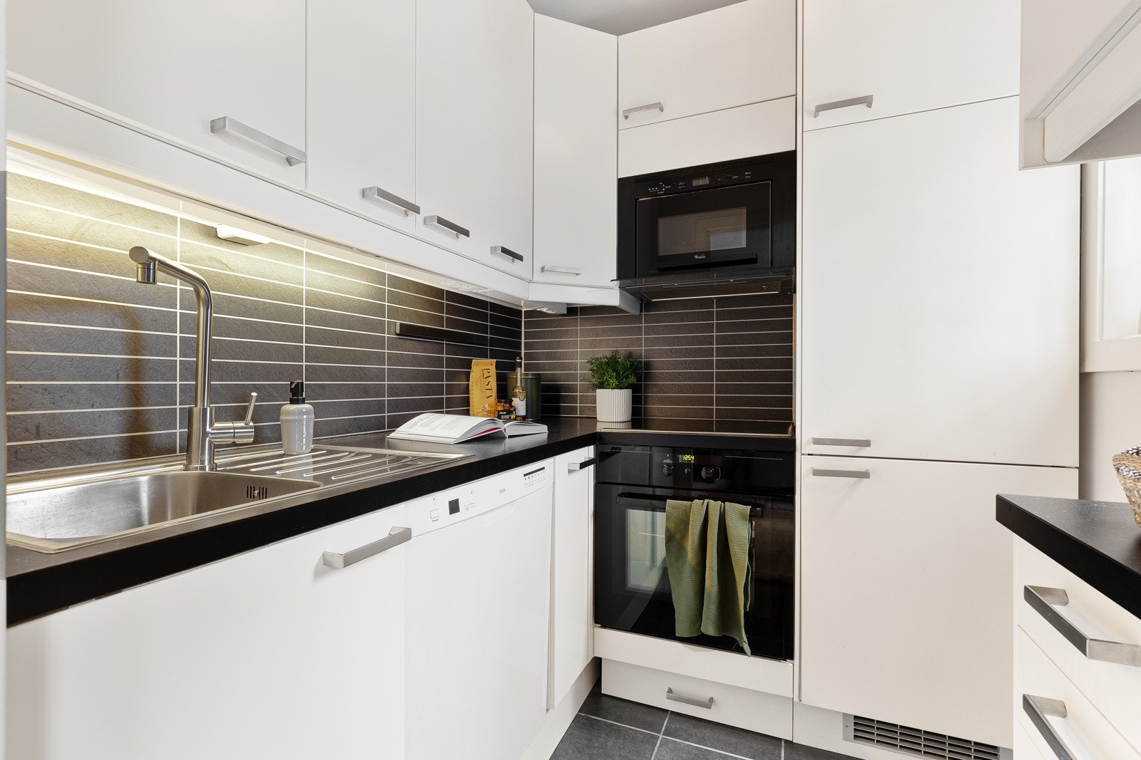 Hvit laminert innredning fra 2010. Galleribilde