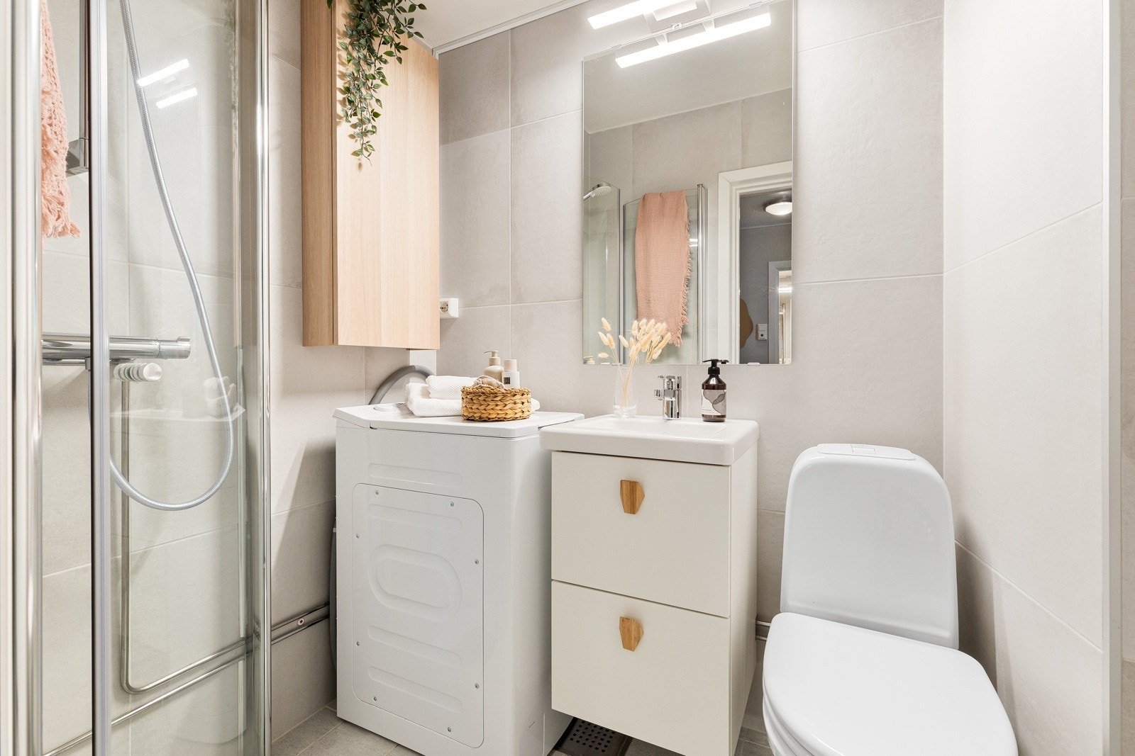 Nytt bad med keramiske fliser utført av fagfolk i 2021. Galleribilde