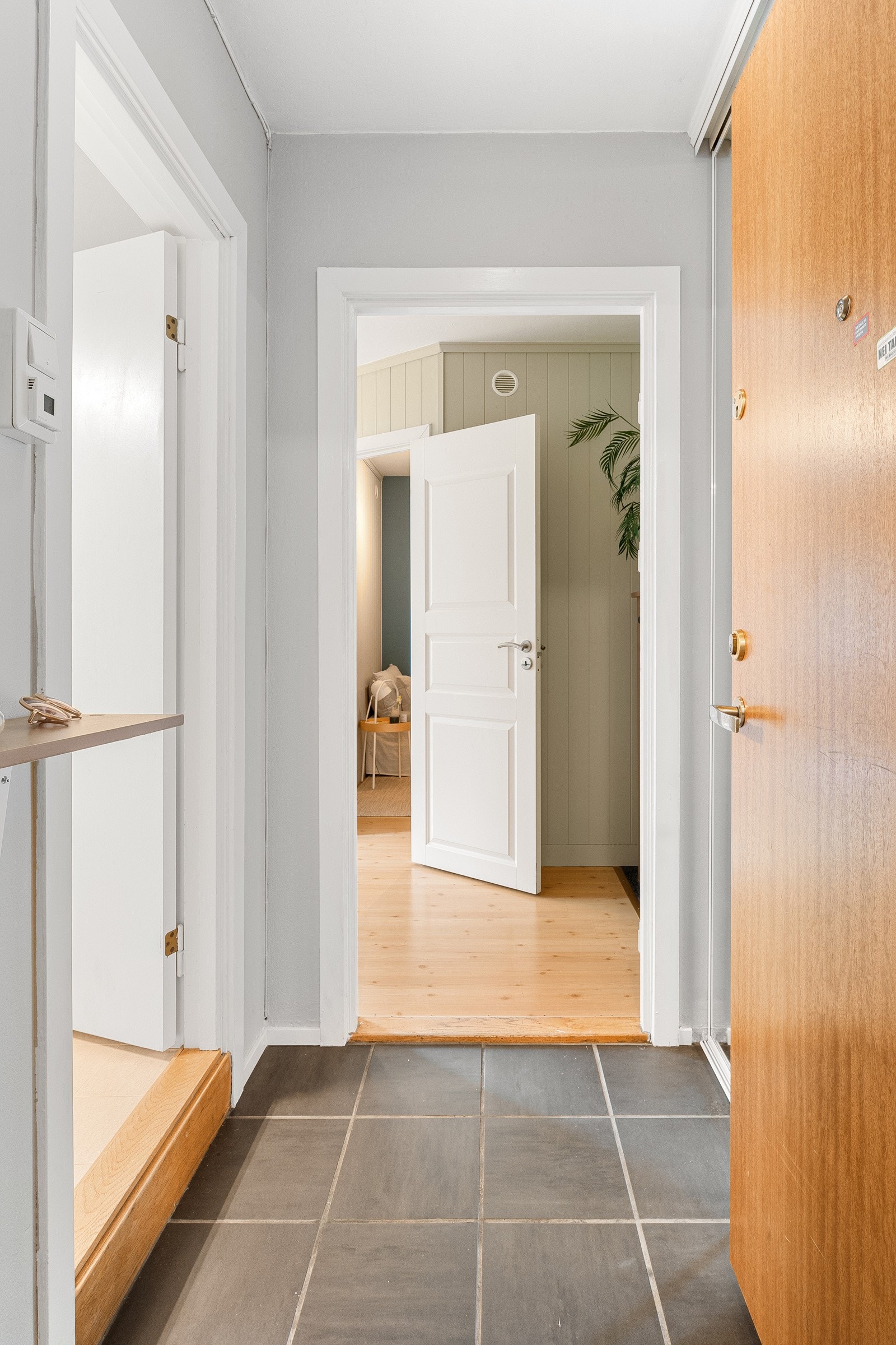 Entreen er romslig og gir et godt førsteinntrykk av leiligheten. Galleribilde