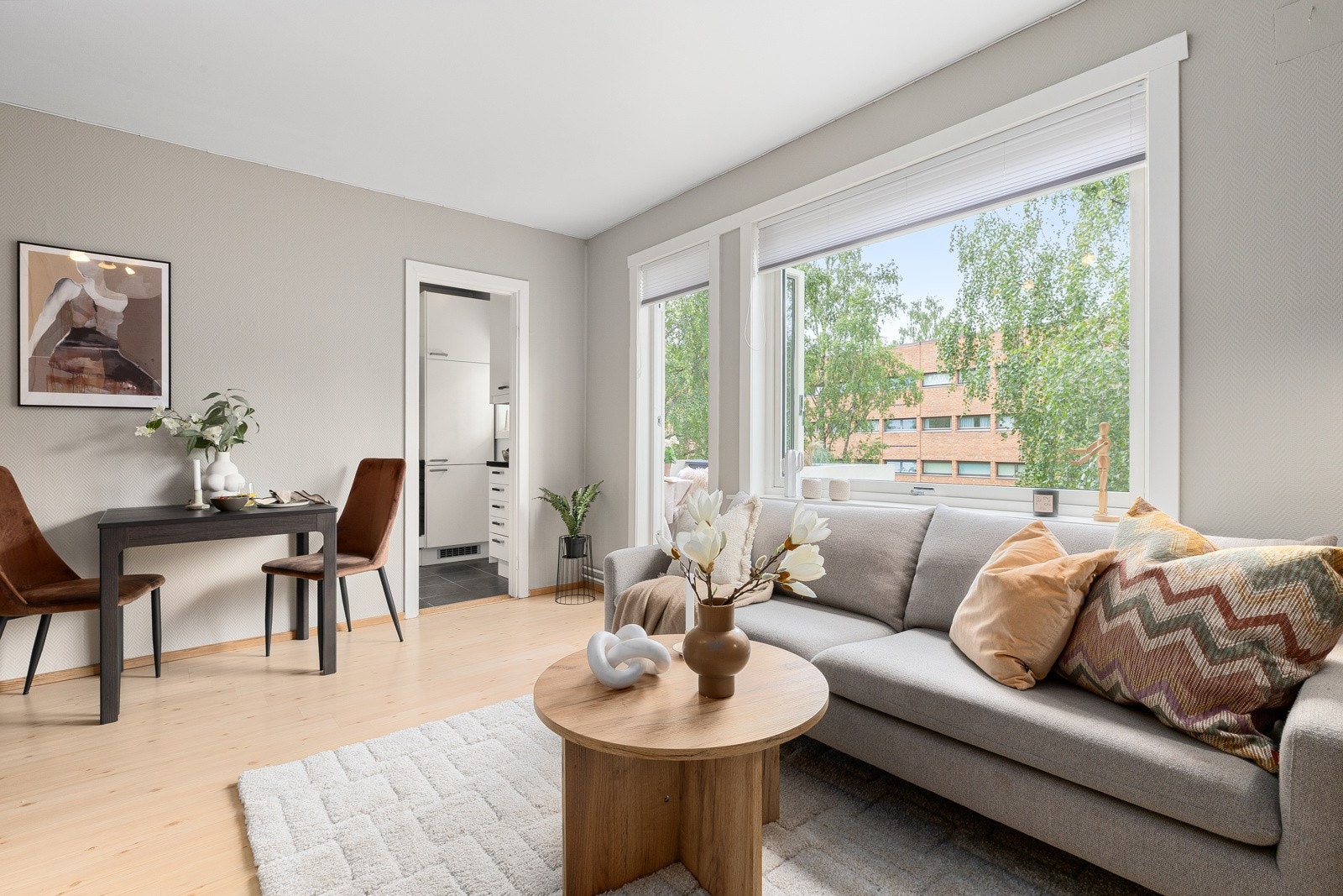 Stuen har gode vindusflater som gir rikelig med lys, samt utgang til vestvendt balkong på 2 kvm. Galleribilde