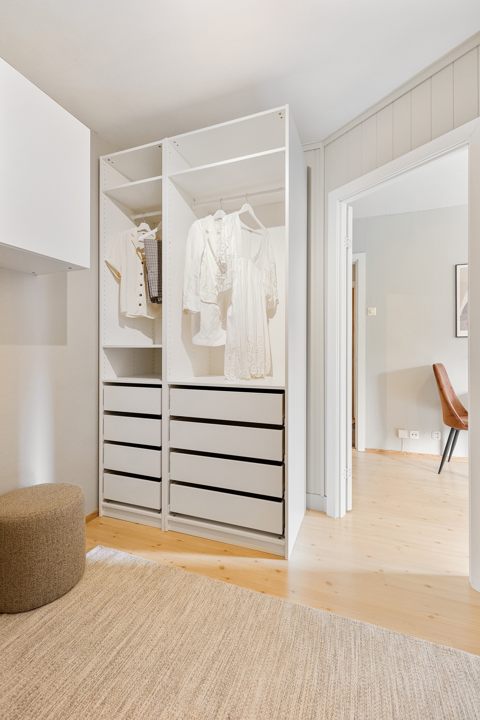 Nyere klesskap på sovealkoven. Galleribilde