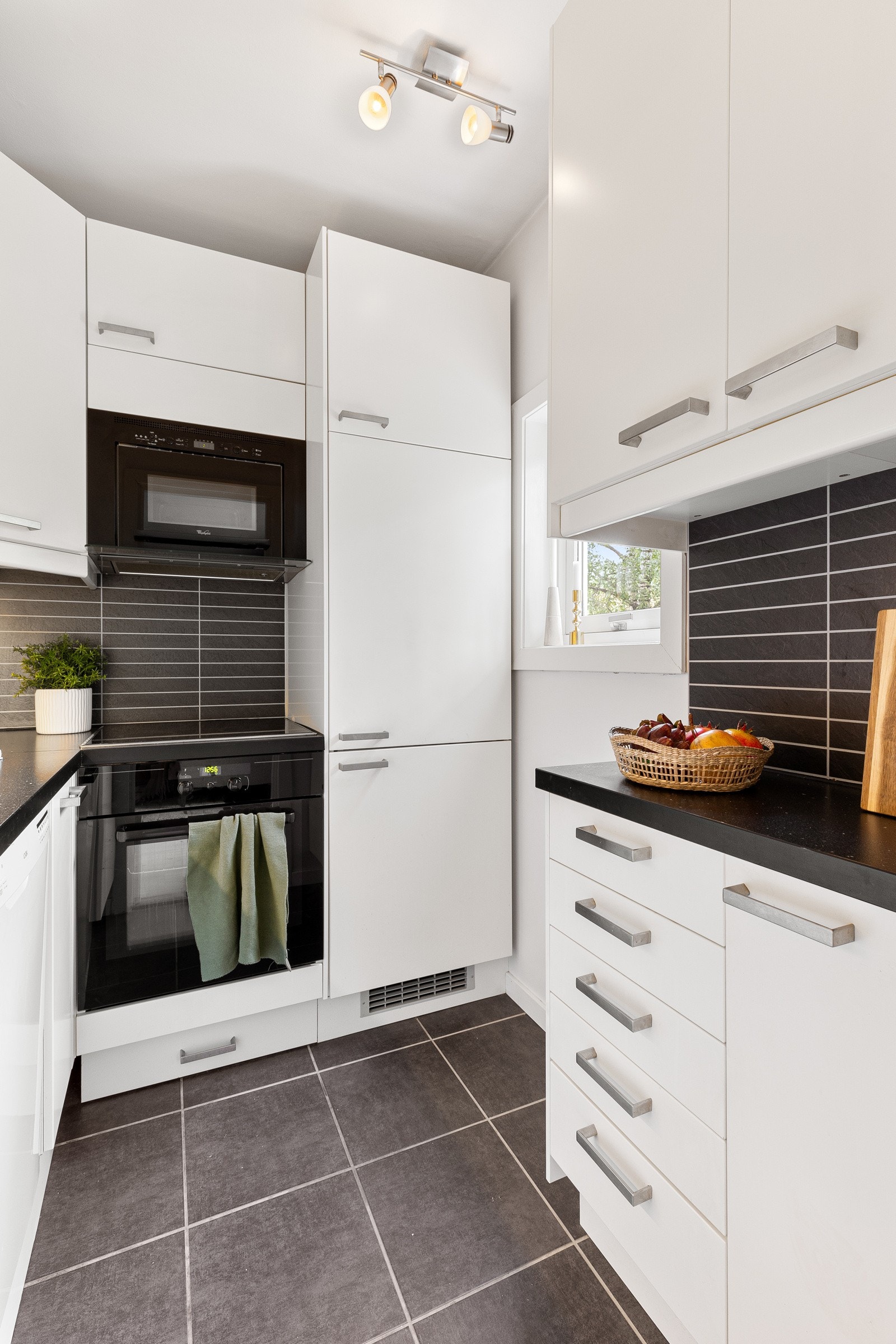 Pent kjøkken fra 2010 med integrerte hvitevarer. Galleribilde