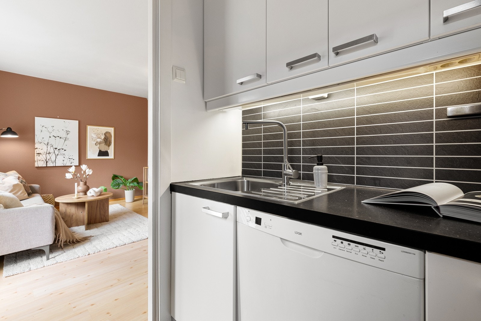 Fliser over benk og kjøkkenvifte. Integrert koketopp og ovn, kjøl/frys samt mikrobølgeovn. Oppvaskmaskin. Galleribilde