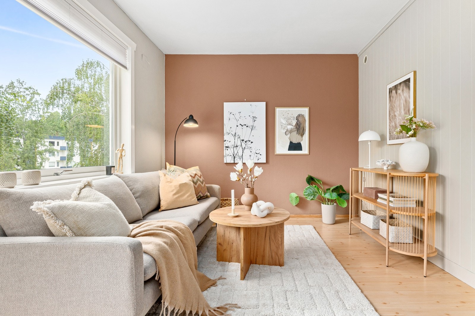 Store vindusflater som gir mye lys inn i leiligheten. Måltilpassede persienner. Galleribilde