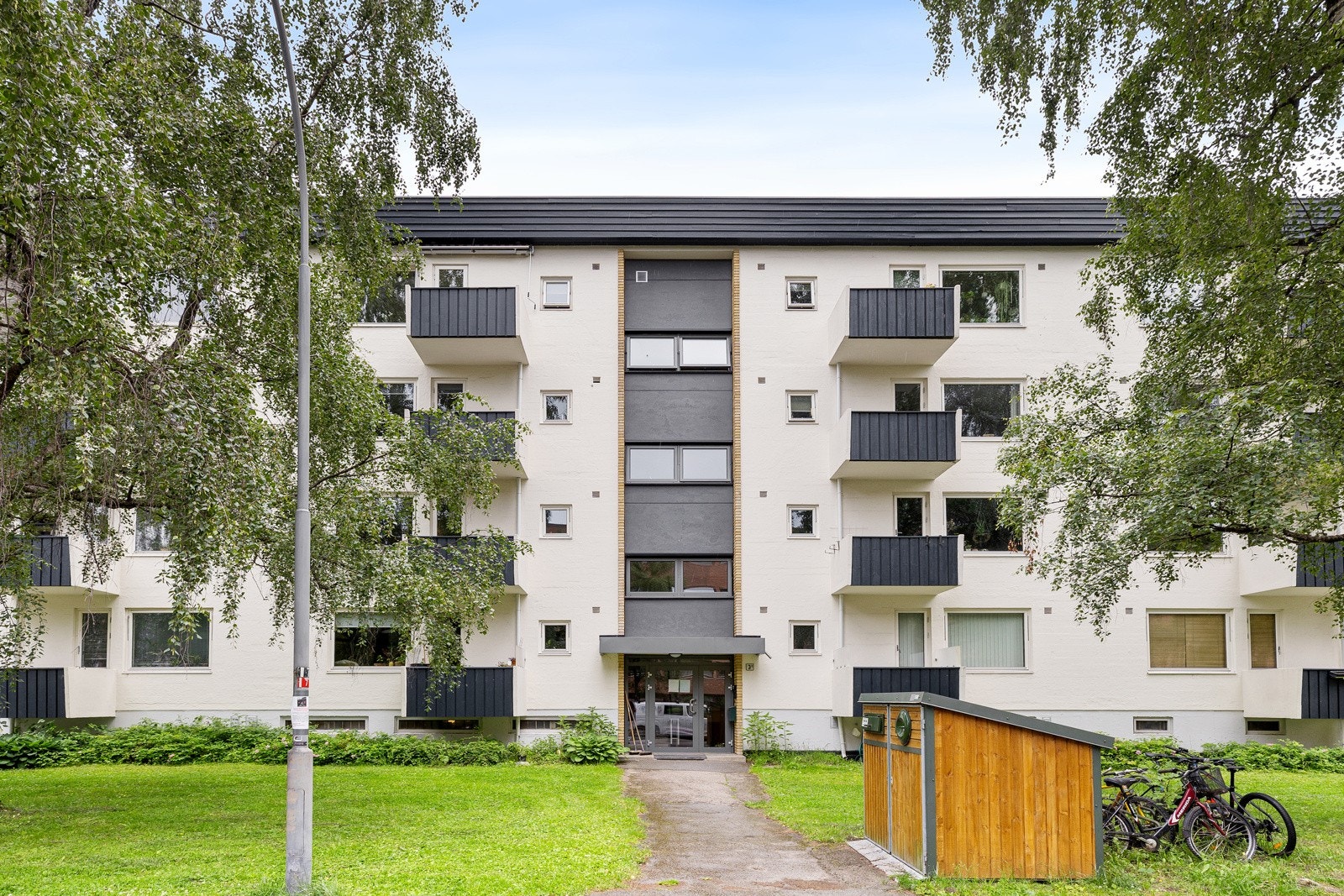 Ryddige og velstelte fellesareal med grøntanlegg beplantet med busker og trær, samt asfaltert blindvei, fortau og adkomst til bebyggelsen. Galleribilde