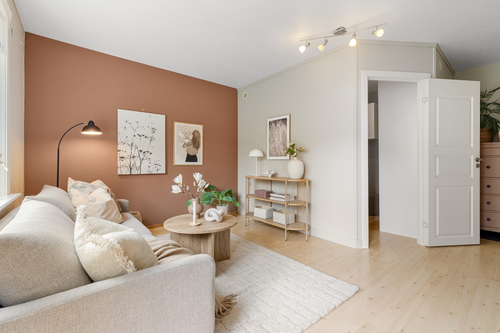 Stuen er trivelig med laminat på gulv og lyse vegger. Galleribilde