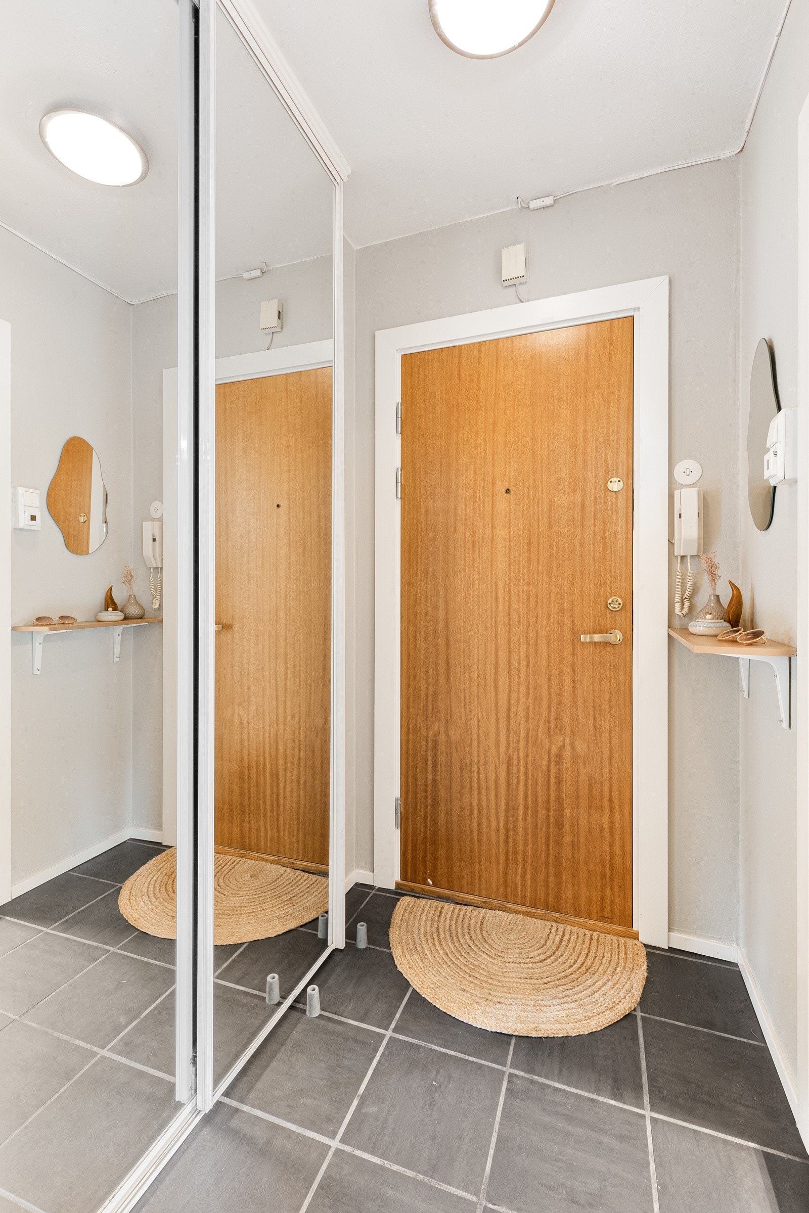 Gangen er flislagt, er innredet med dørcalling og skyvedørsgarderobe med fronter av speil. Galleribilde