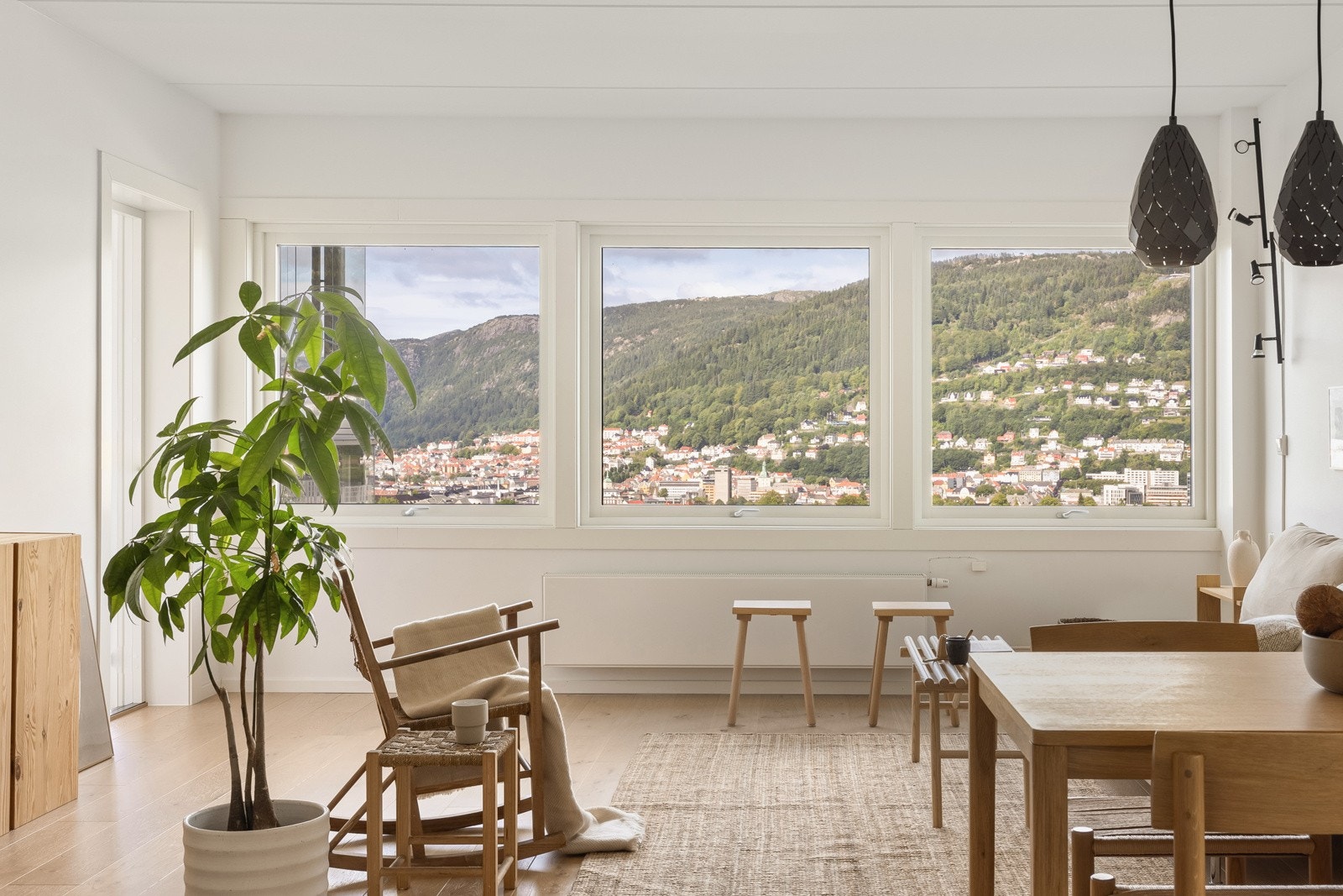 Fra stuen er det adkomst ut til den innglasset balkongen. Galleribilde