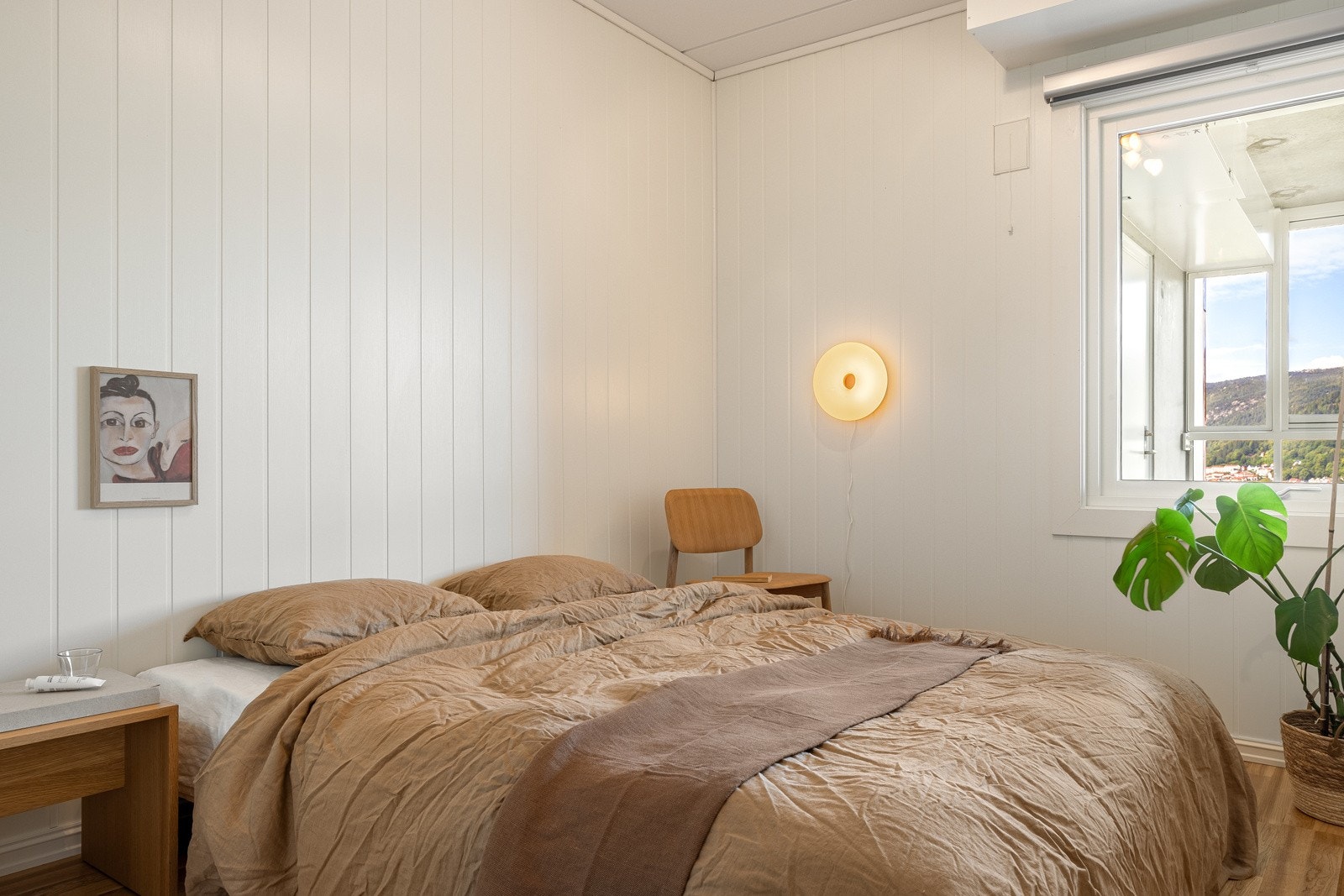 Entreen leder inn til boligens hovedsoverom. Dette er både praktisk og romslig, med god plass til dobbeltseng og en smart garderobeløsning. Galleribilde