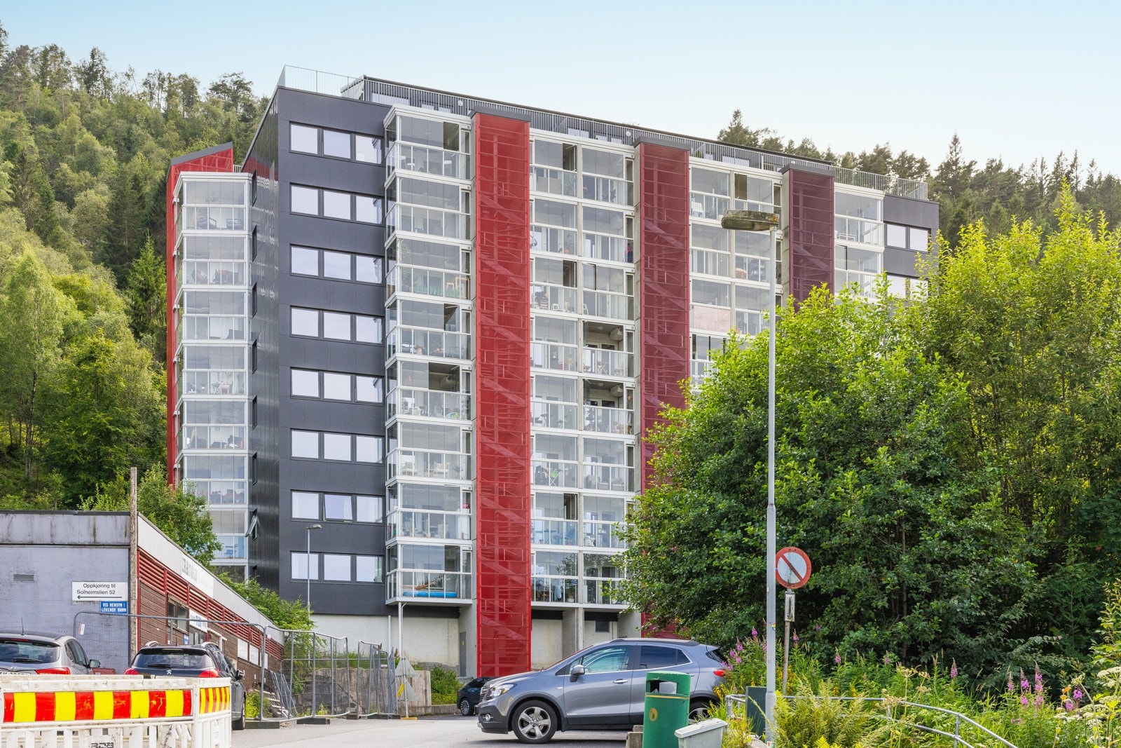 Leiligheten ligger pent til i byggets 3. etasje. Galleribilde