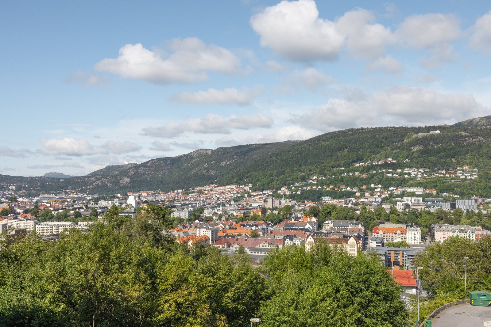 Det er nydelig utsikt over innseilingen til Bergen, Bergensdalen og videre i retning fjellsiden mot Fløyen og Ulriken. Galleribilde