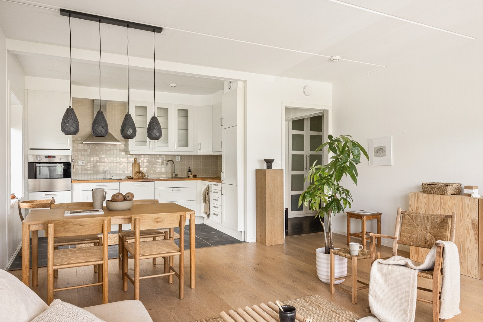 I 2021 ble stuen pusset opp med slette overflater, malt og ny parkett. Galleribilde