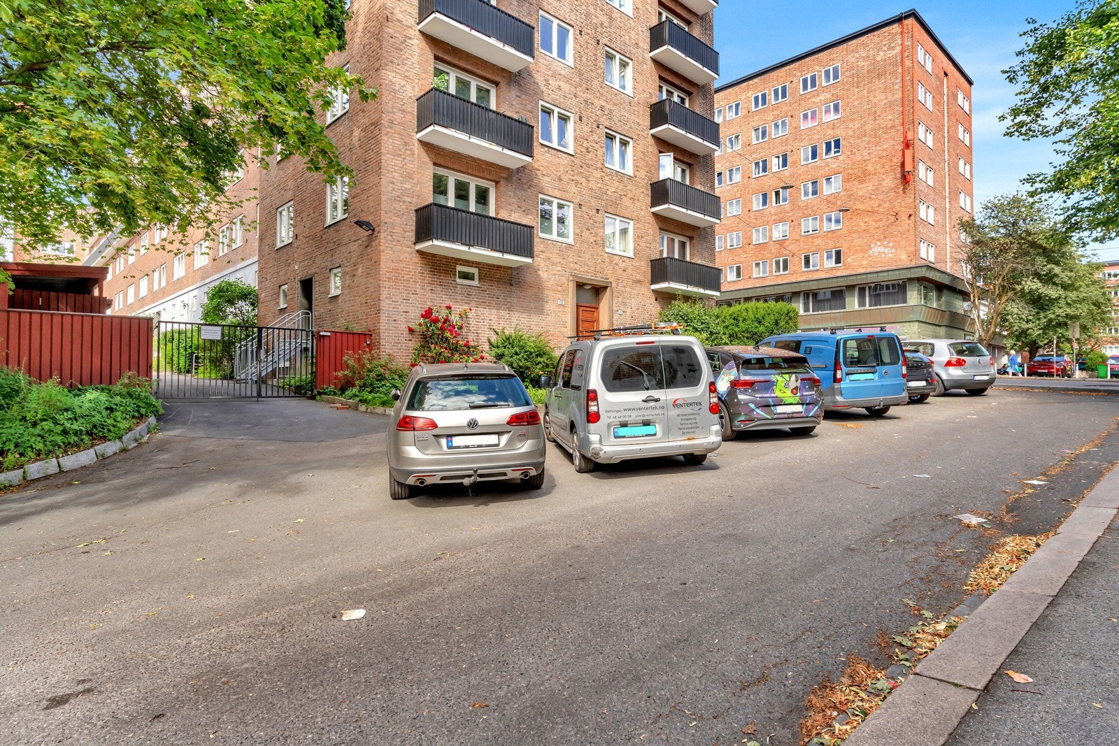Borettslaget har 6 parkeringsplasser der førstemann-til-mølla-prinsippet gjelder fra dag til dag. Galleribilde