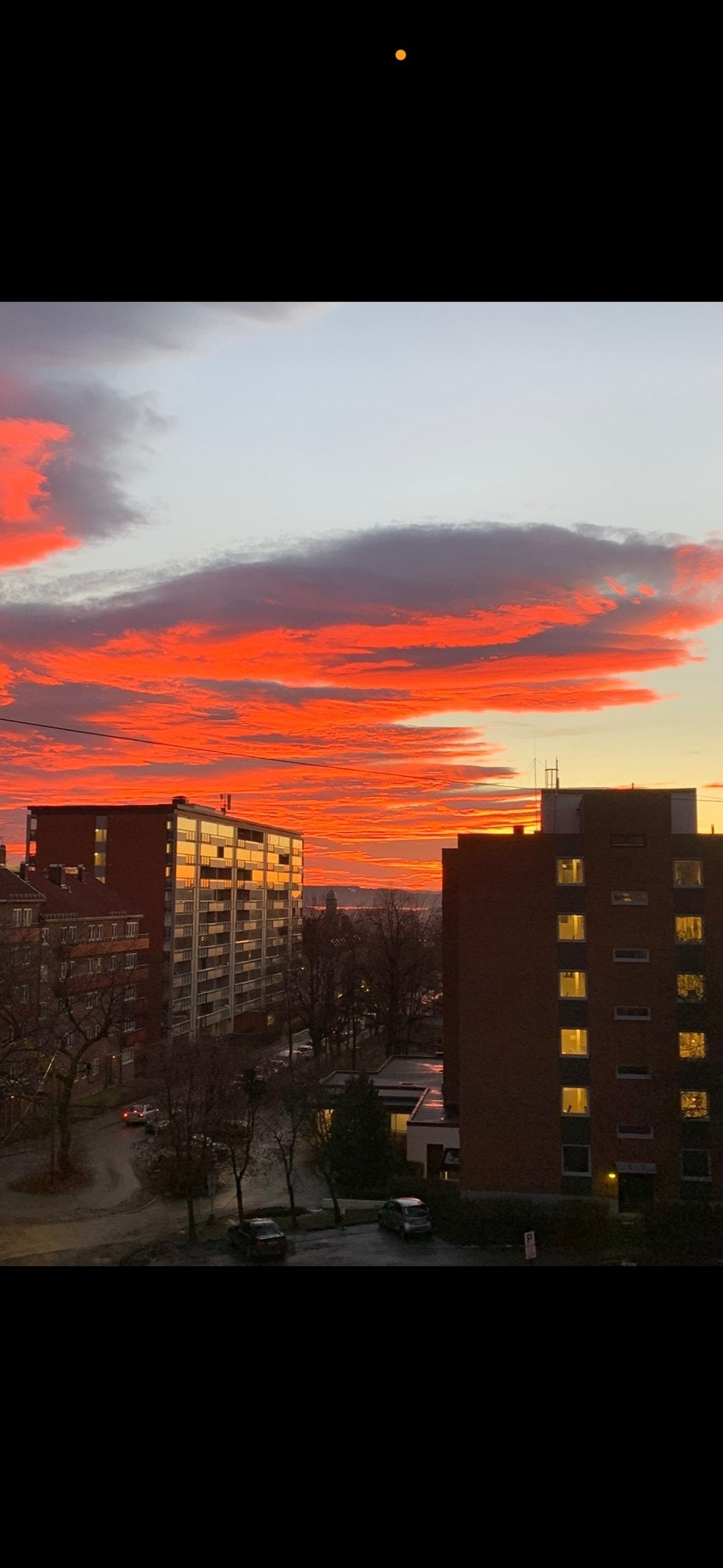 Kveldsbilde fra stuevindu, tatt av selger. Galleribilde