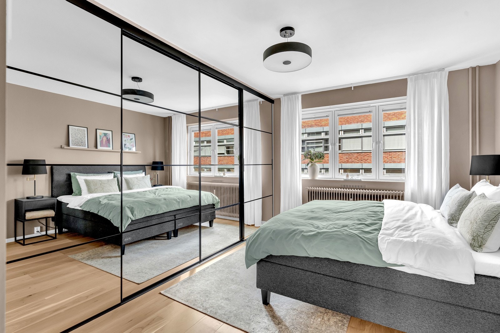 Hovedsoverommet er romslig og har stor speilbelagt skyvedørsgarderobe. Her er det også plass til kontorpult. Galleribilde