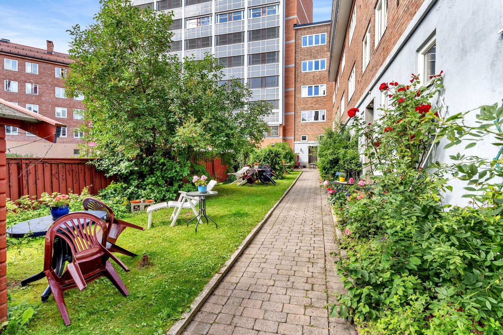 Hyggelig, avlåst bakgård. Galleribilde