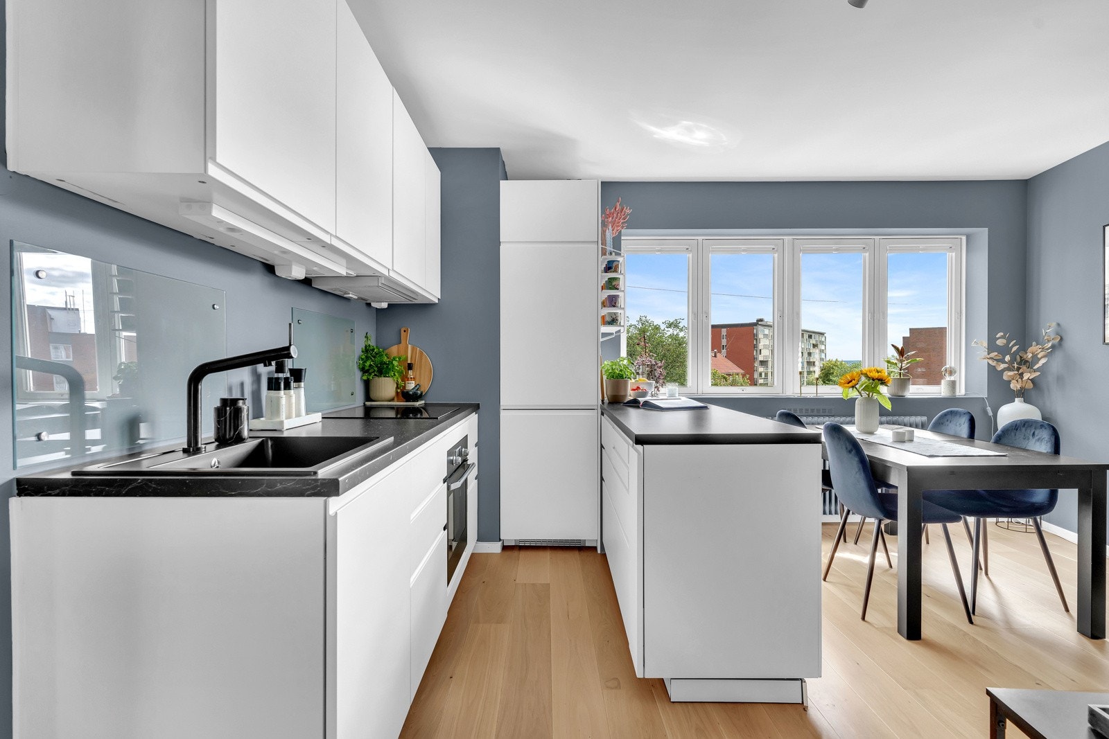 IKEA kjøkkeninnrending fra 2019, oppgradert med ny kjøkkenøy i 2021. Galleribilde