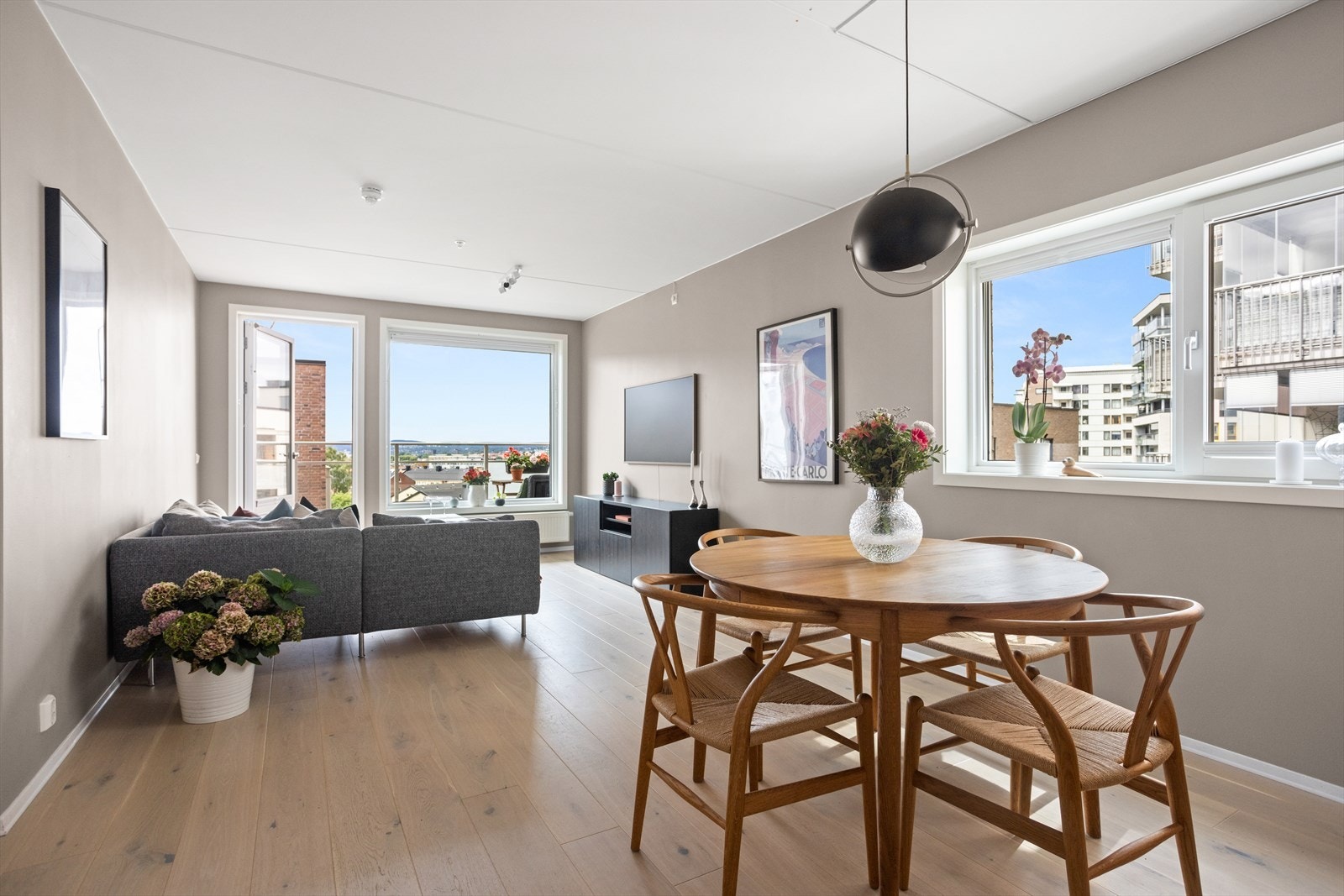 Stue med store vinduer fra flere sider og utgang til sydvendt balkong. Galleribilde