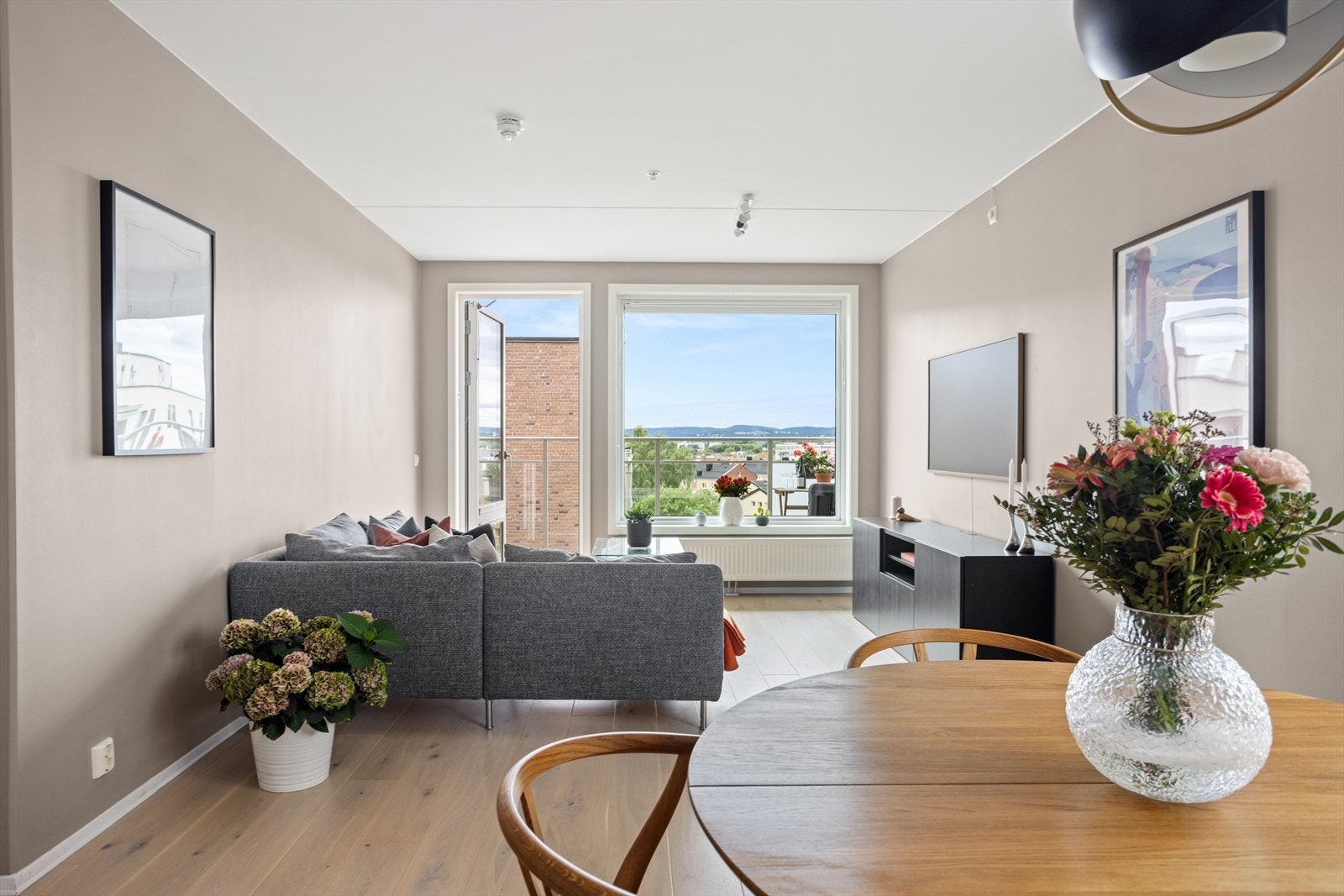 Romslig stue med god plass til spisestue samt TV-møblement. Galleribilde