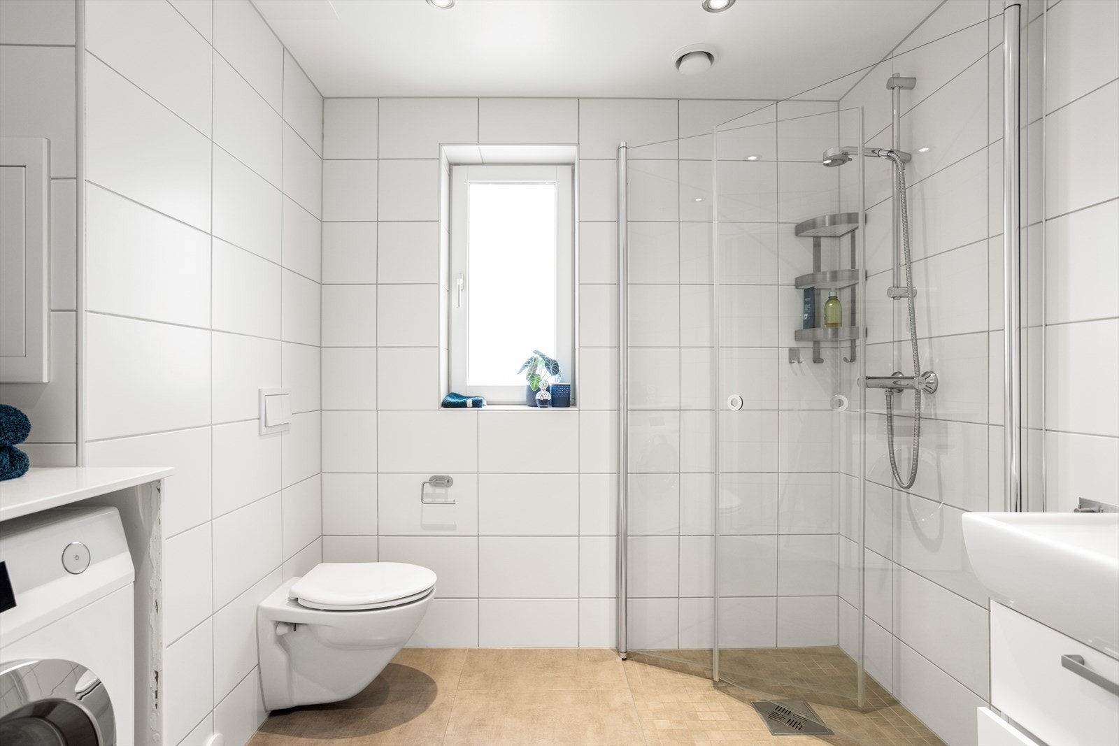 Badet er av god størrelse og har plass til vaskemaskin. Galleribilde