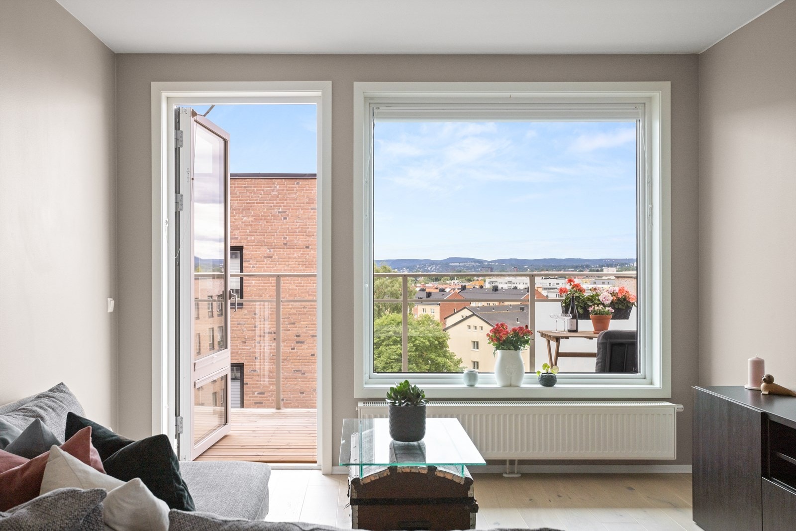 Fra stuen har du utgang til sydvendt balkong med flott utsikt og lite innsyn. Galleribilde