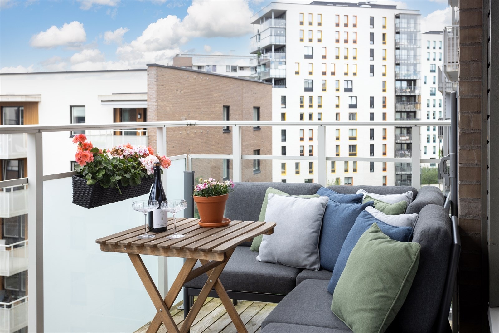 Sydvendt balkong, beliggende høyt og fritt med god plass til balkongmøbler. Galleribilde