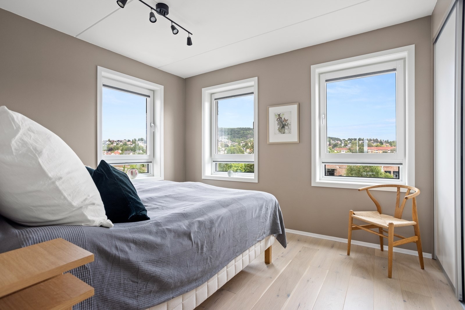 Hovedsoverom med store vinduer fra flere sider som gir godt med lys og pent utsyn. Galleribilde