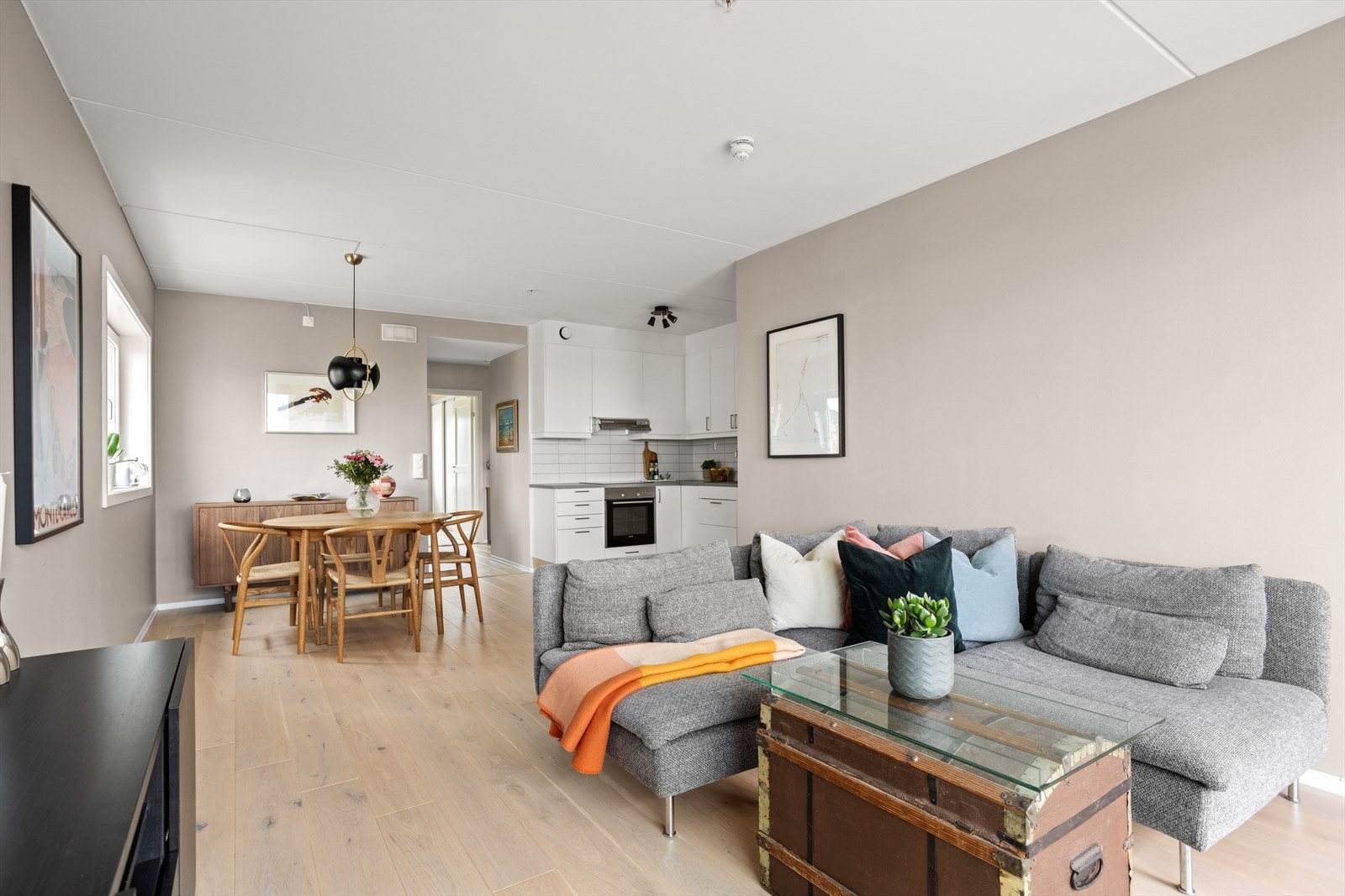 Stue/kjøkken i åpen løsning med gode møbleringsalternativer. Galleribilde