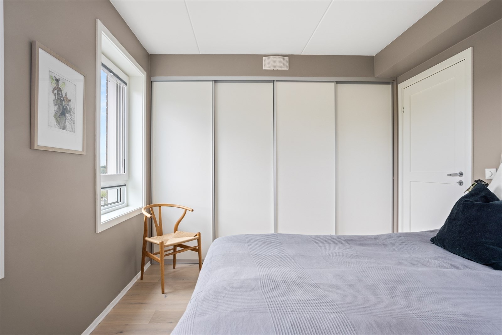 Hovedsoverom har store garderobeskap som medfølger ved salg. Galleribilde