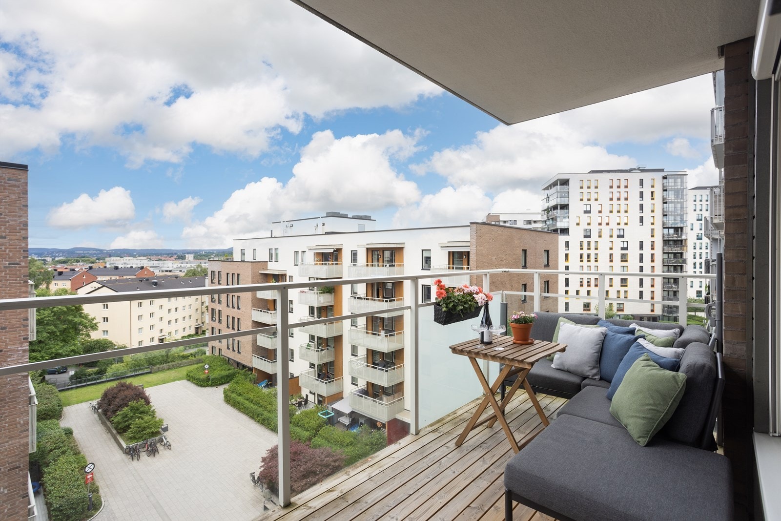 Velkommen til en flott og lys 3-roms ende/utsiktsleilighet på Grefsen stasjon med flotte solforhold! Galleribilde