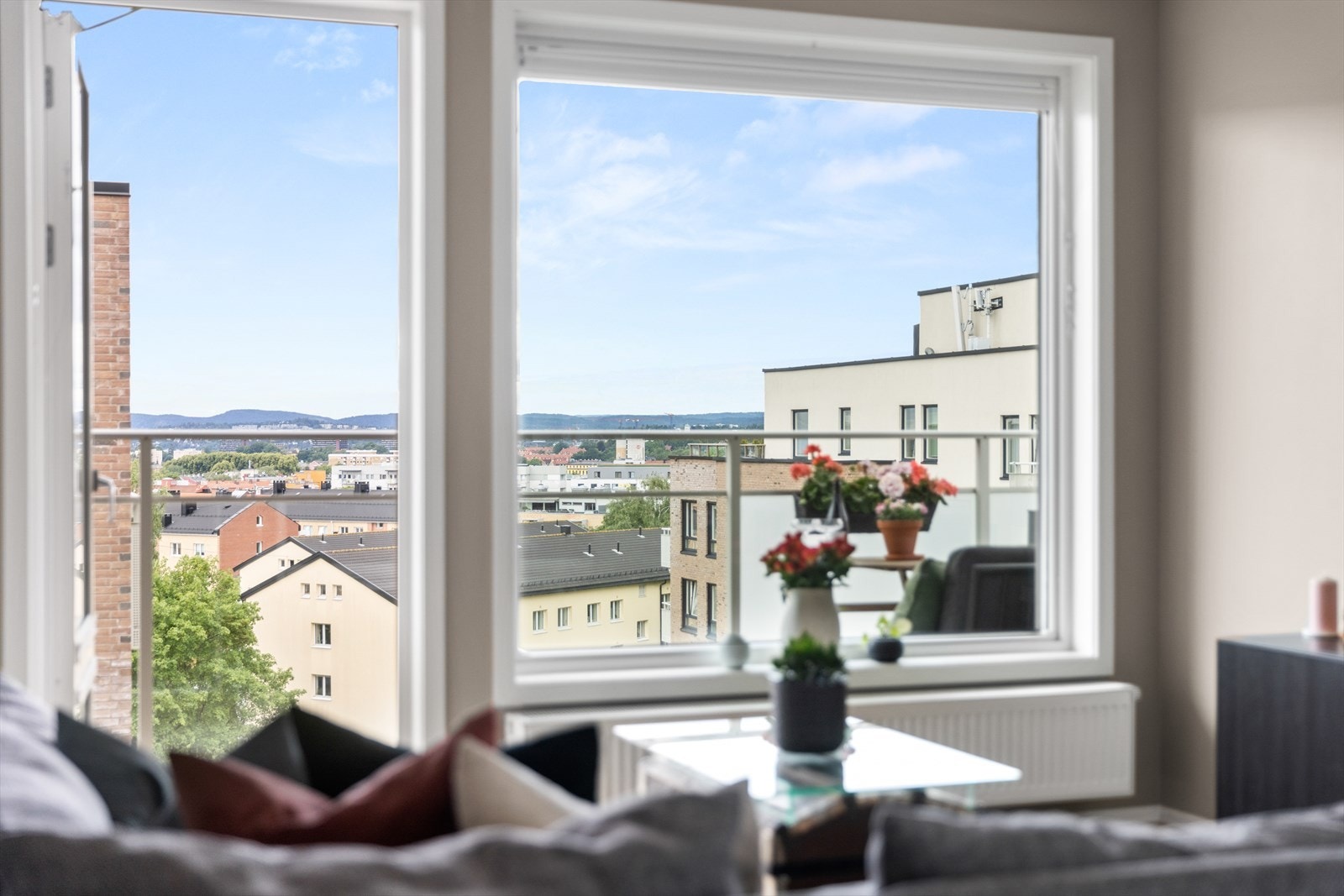 Leiligheten har en svært god intern beliggenhet og store vindusflater som sikrer godt med lys og utsikt! Galleribilde