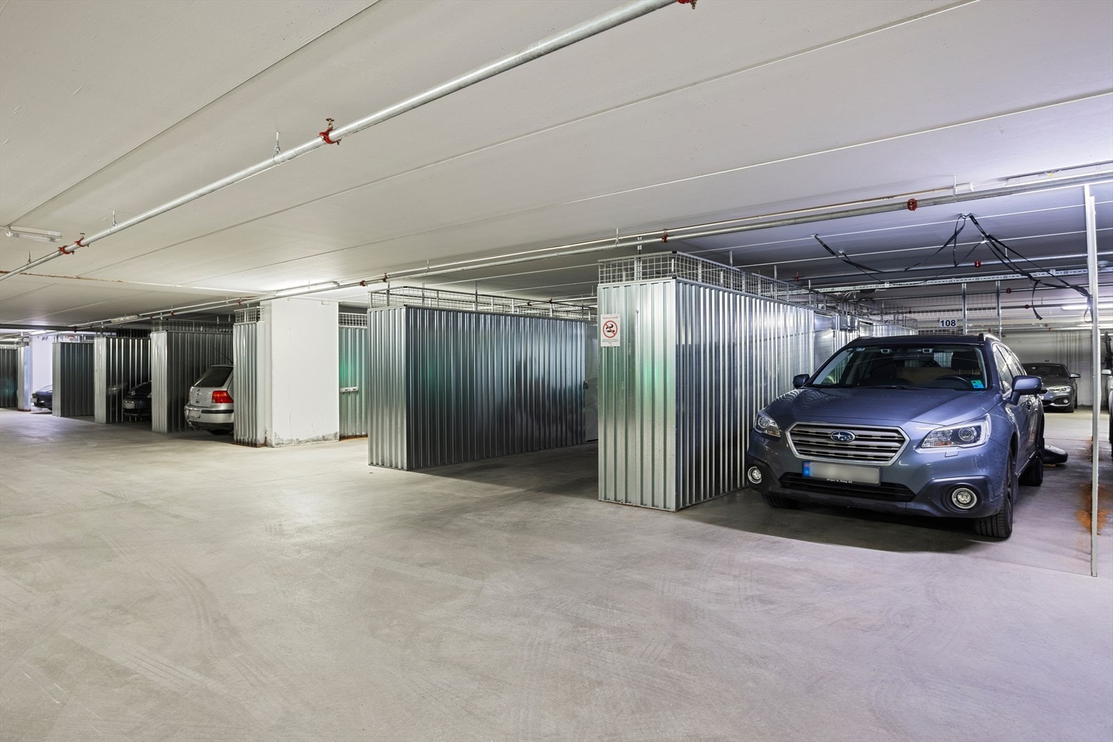 Parkering i underjordisk garasje rett ved leiligheten kan kjøpes med leiligheten. Kontakt megler for nærmere informasjon. Galleribilde