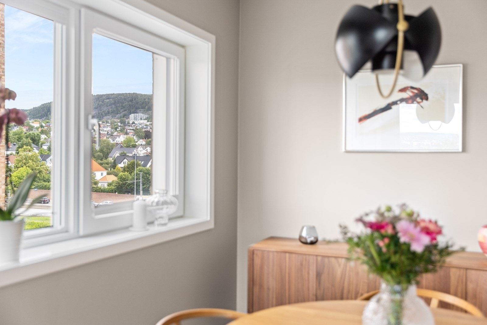 Spiseplass med flott utsikt mot byen fra vindu på enden av bygget. Galleribilde