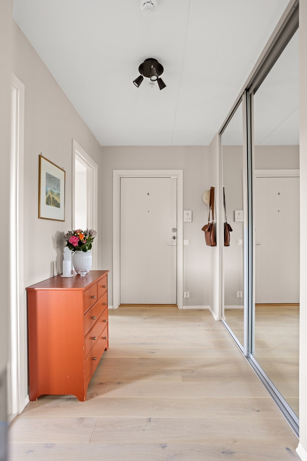 Romslig entré med stor skyvedørsgarderobe/walk-in. Galleribilde