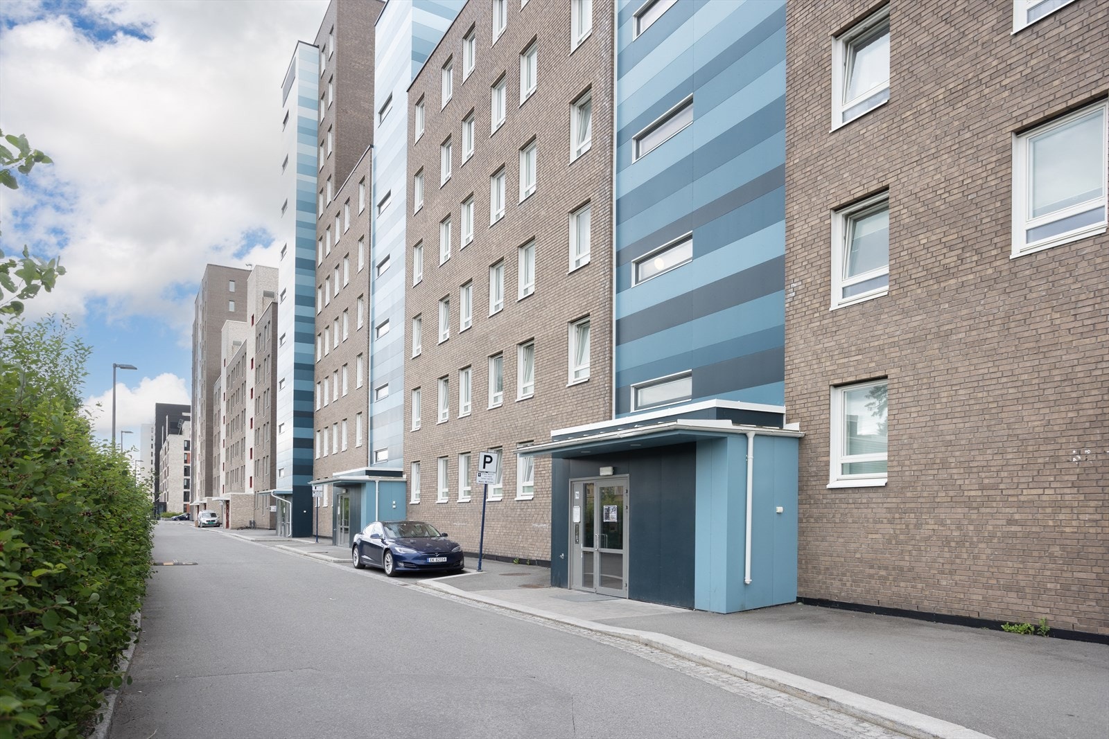 Fasade og inngangsparti. Det er heis i bygget samt bod i kjeller. Galleribilde