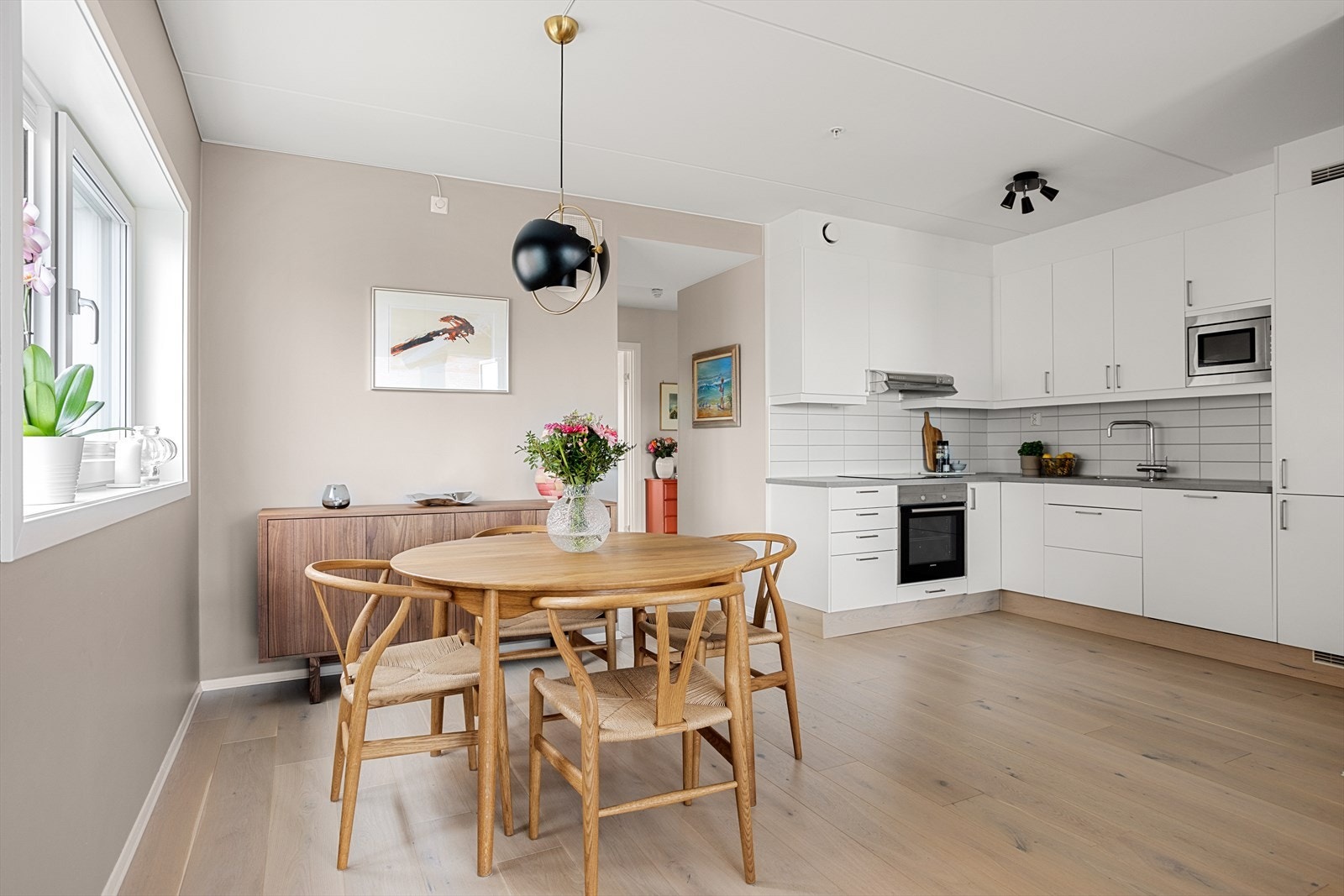 Åpen løsning mellom kjøkken og spisestue. Galleribilde