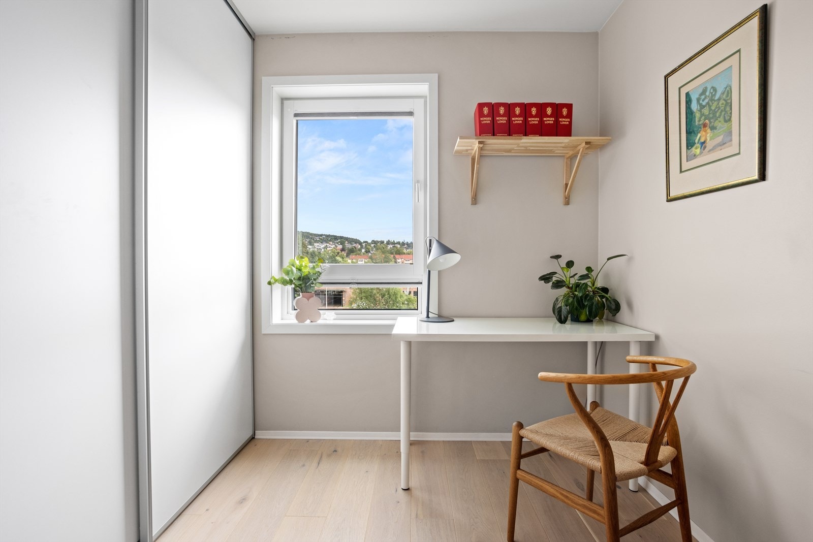 Soverom II har også stort garderobeskap og flott utsyn fra vindu. Galleribilde