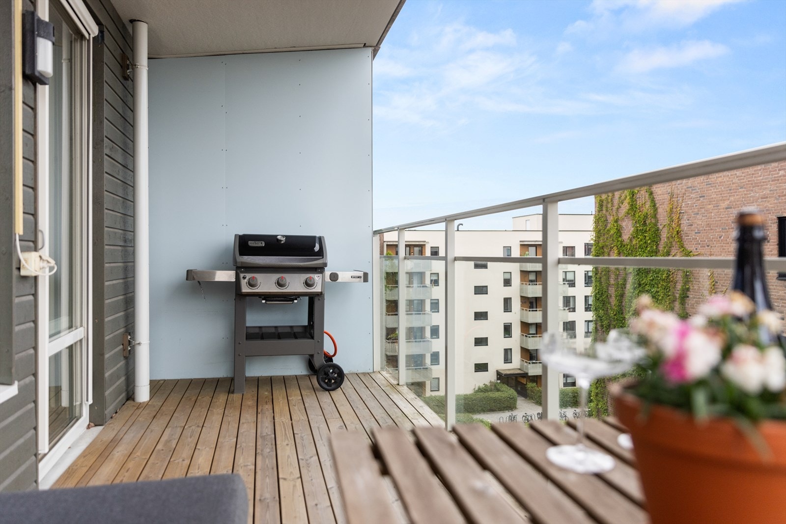 Fra balkongen har du flott utsikt og god oversikt over nabolaget, helt usjenert. Galleribilde