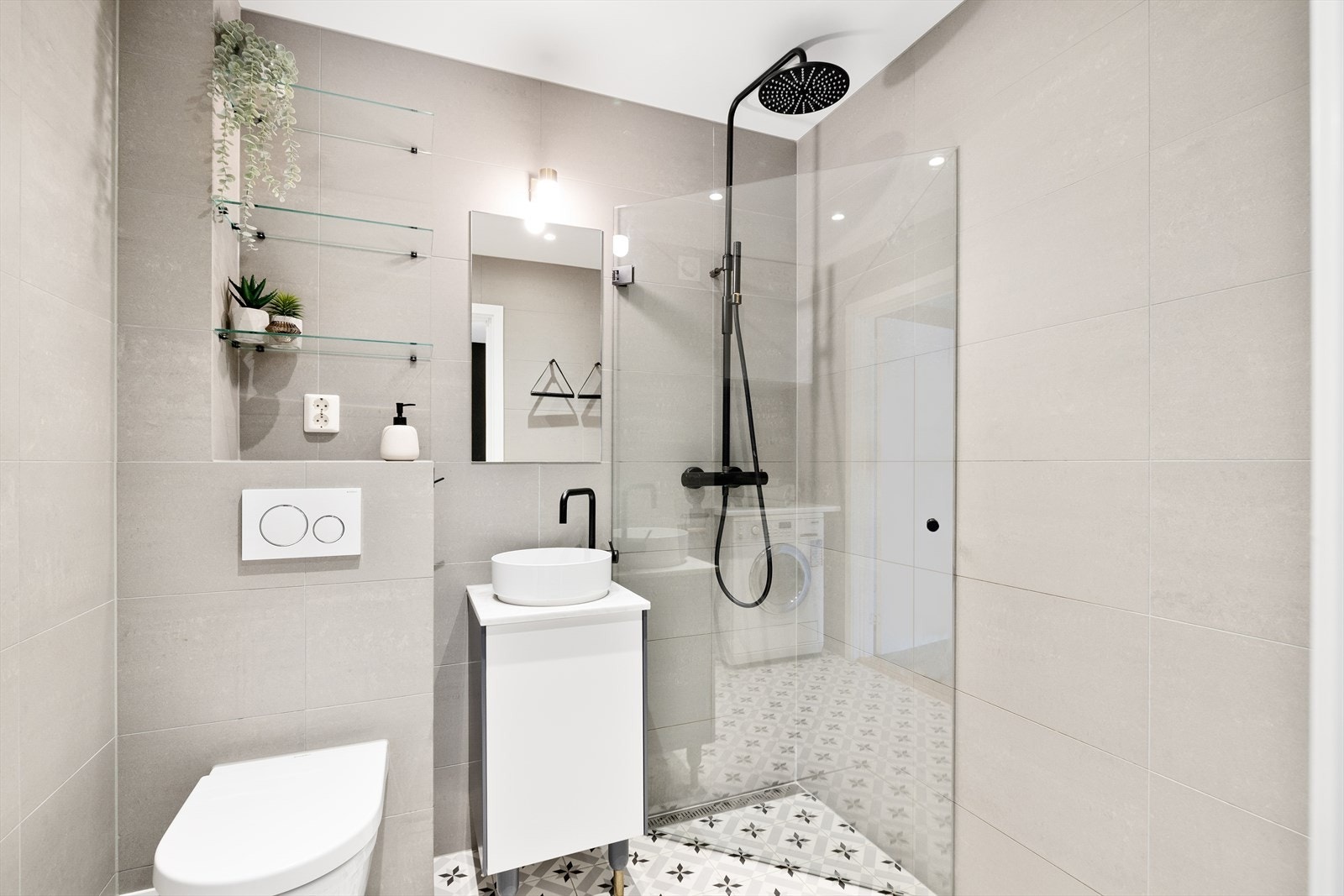 Moderne og lekkert bad pusset opp og utvidet i 2017. Badet har flislagte overflater, behagelig gulvvarme og downlights Galleribilde