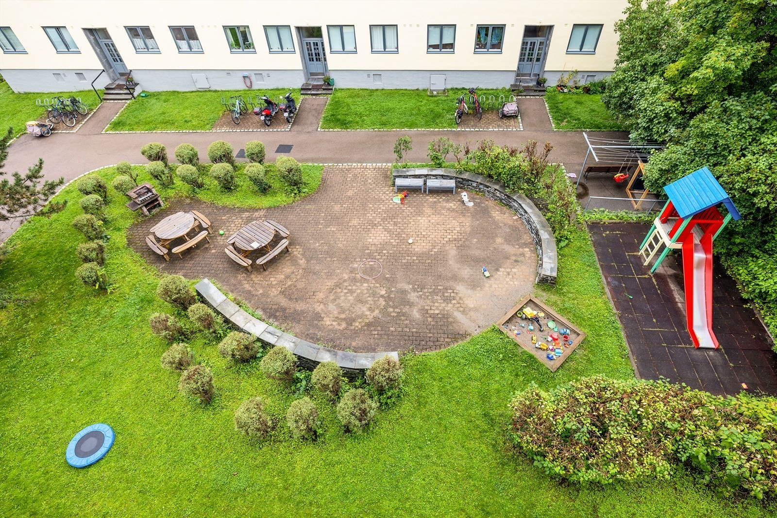 Fra balkongen er det åpent og fint utsyn over borettslagets idylliske uteplass Galleribilde