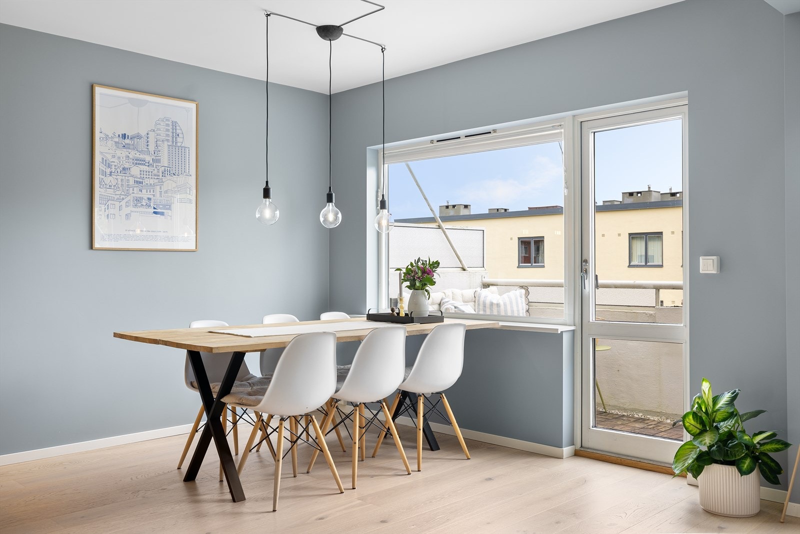 Det er god plass til stort spisebord med naturlig tilknytning til kjøkkenet Galleribilde