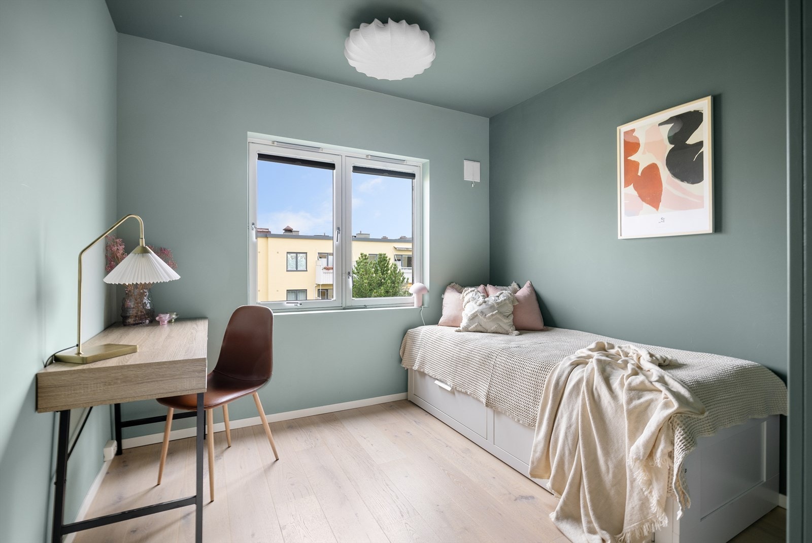 Soverom 2 passer perfekt som barnerom, gjesterom, omkledningsrom eller kontor Galleribilde