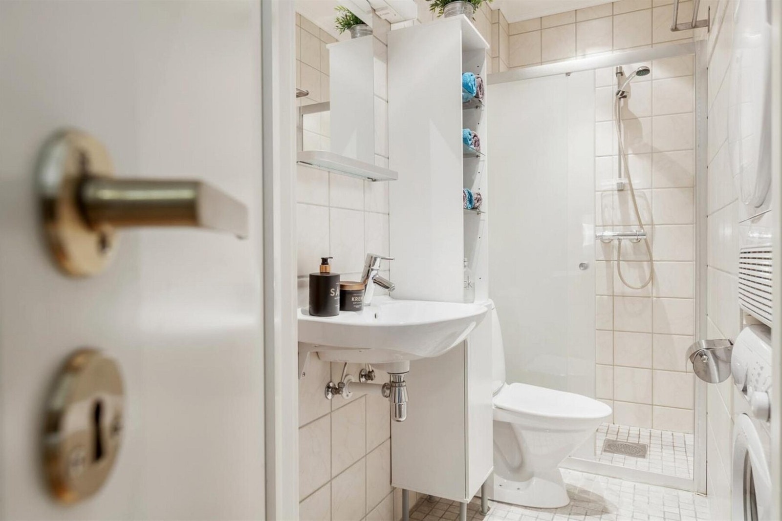 Badet ble oppgradert i 2005. Gulvet har påstøp med varmekabler og belagt med flis, flis på vegger
og malt himling med downlights. Galleribilde